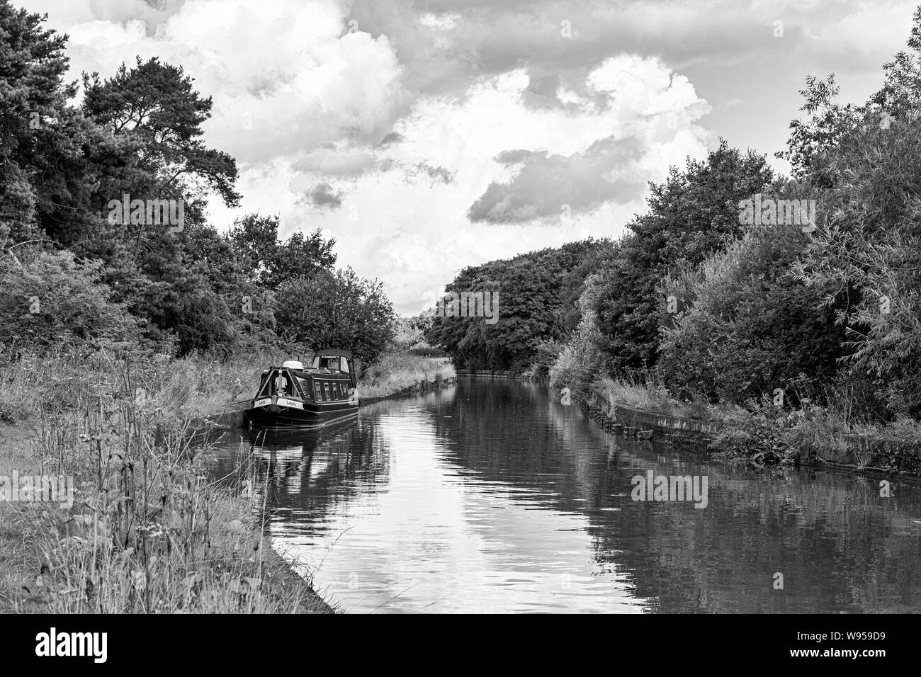 B&W, Black & White immagine della barca stretta ormeggiato sul Trent e Mersey canal in Elworth vicino a Sandbach CHESHIRE REGNO UNITO Foto Stock