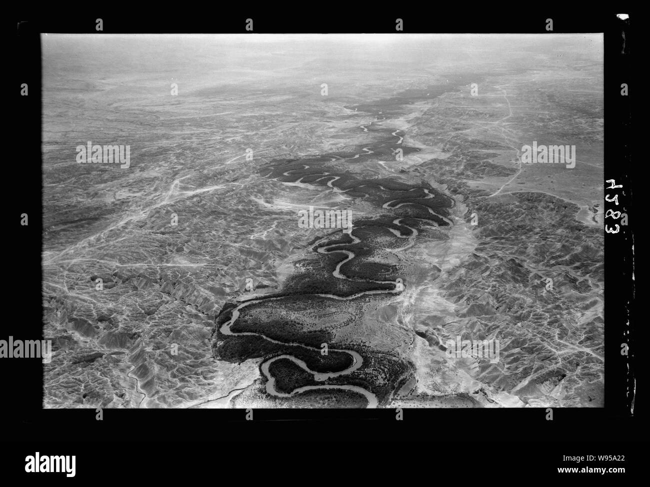 Viste di aria della Palestina. Volare a sud oltre il Giordano Rift. Fiume Giordano. Una generale vista guardando a nord da sopra il Ponte di Allenby Foto Stock