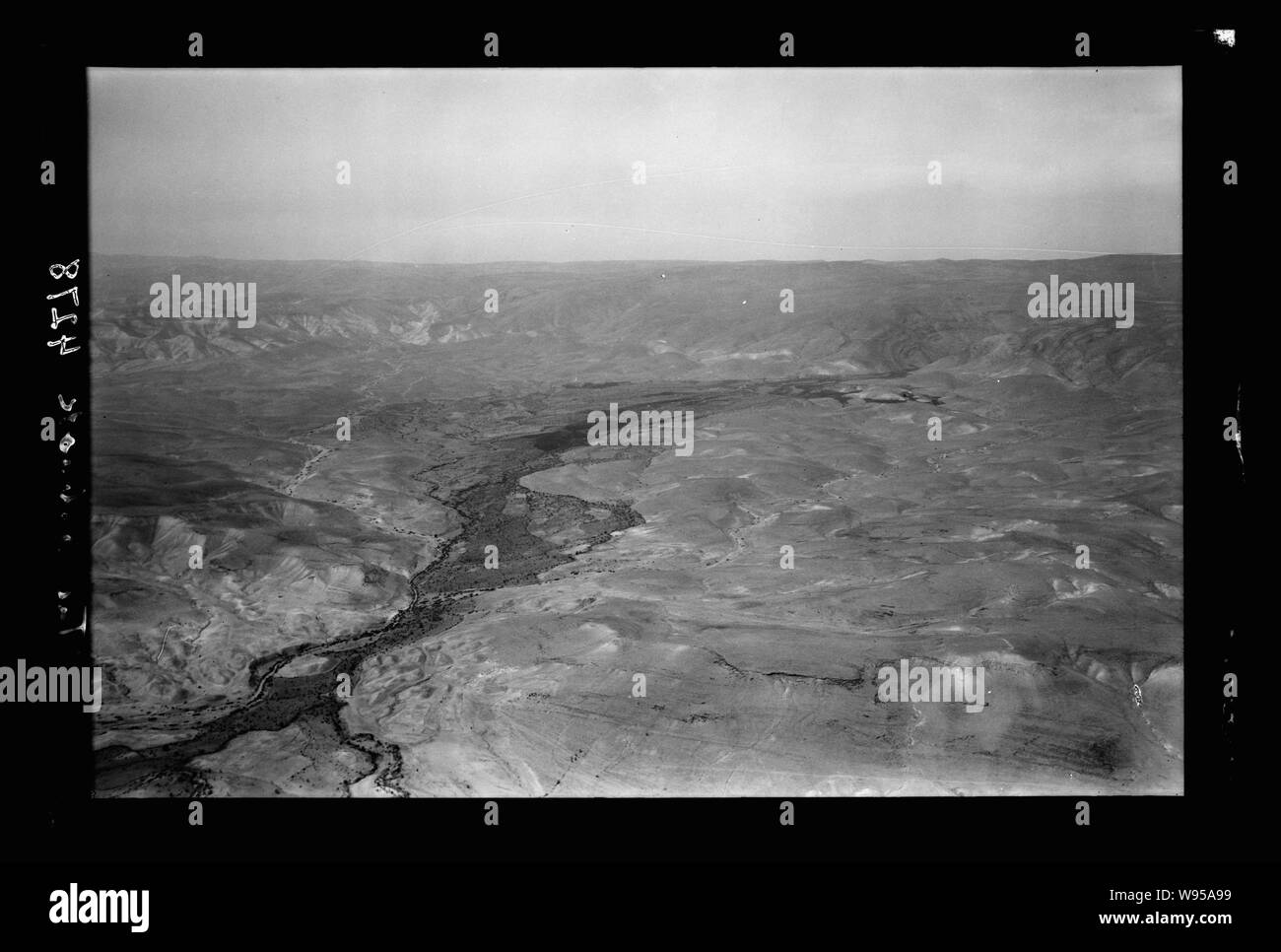 Viste di aria della Palestina. Volare a sud oltre il Giordano Rift. Iabbok Valley. Guardando ad est, fino stream Foto Stock