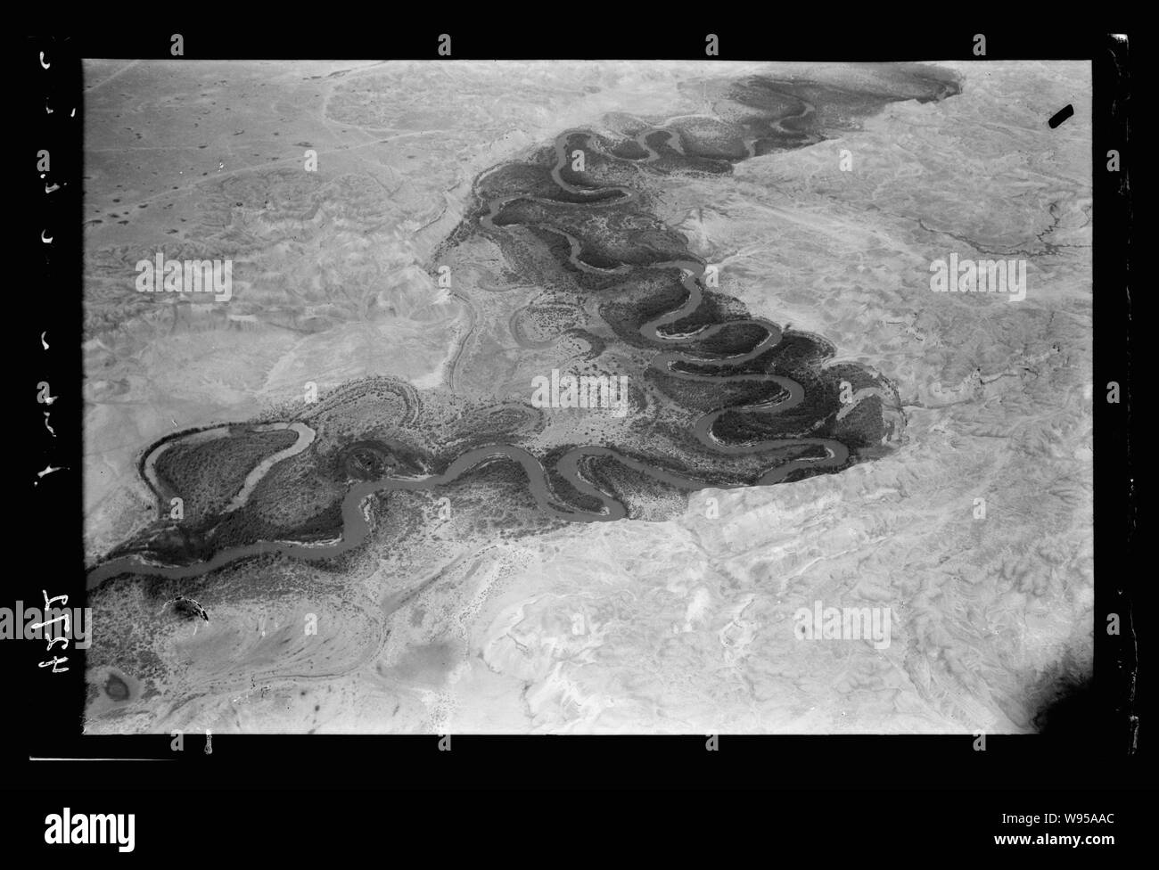 Viste di aria della Palestina. Volare a sud oltre il Giordano Rift. La Giordania la zig-zag meandri. Molte miglia di fiume in relativamente breve distanza Foto Stock