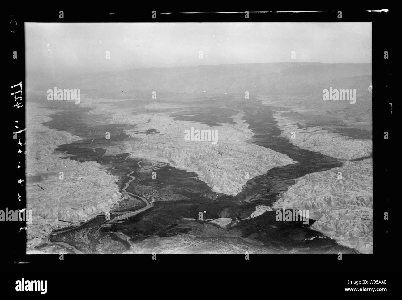 Viste di aria della Palestina. Volare a sud oltre il Giordano Rift. Il quartiere Damieh. La Giordania regno con Iabbok Foto Stock