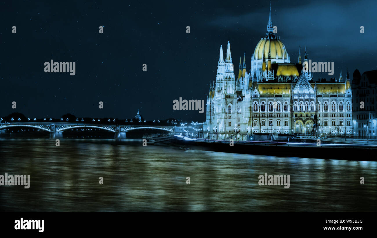 Parlamento ungherese nella notte Foto Stock