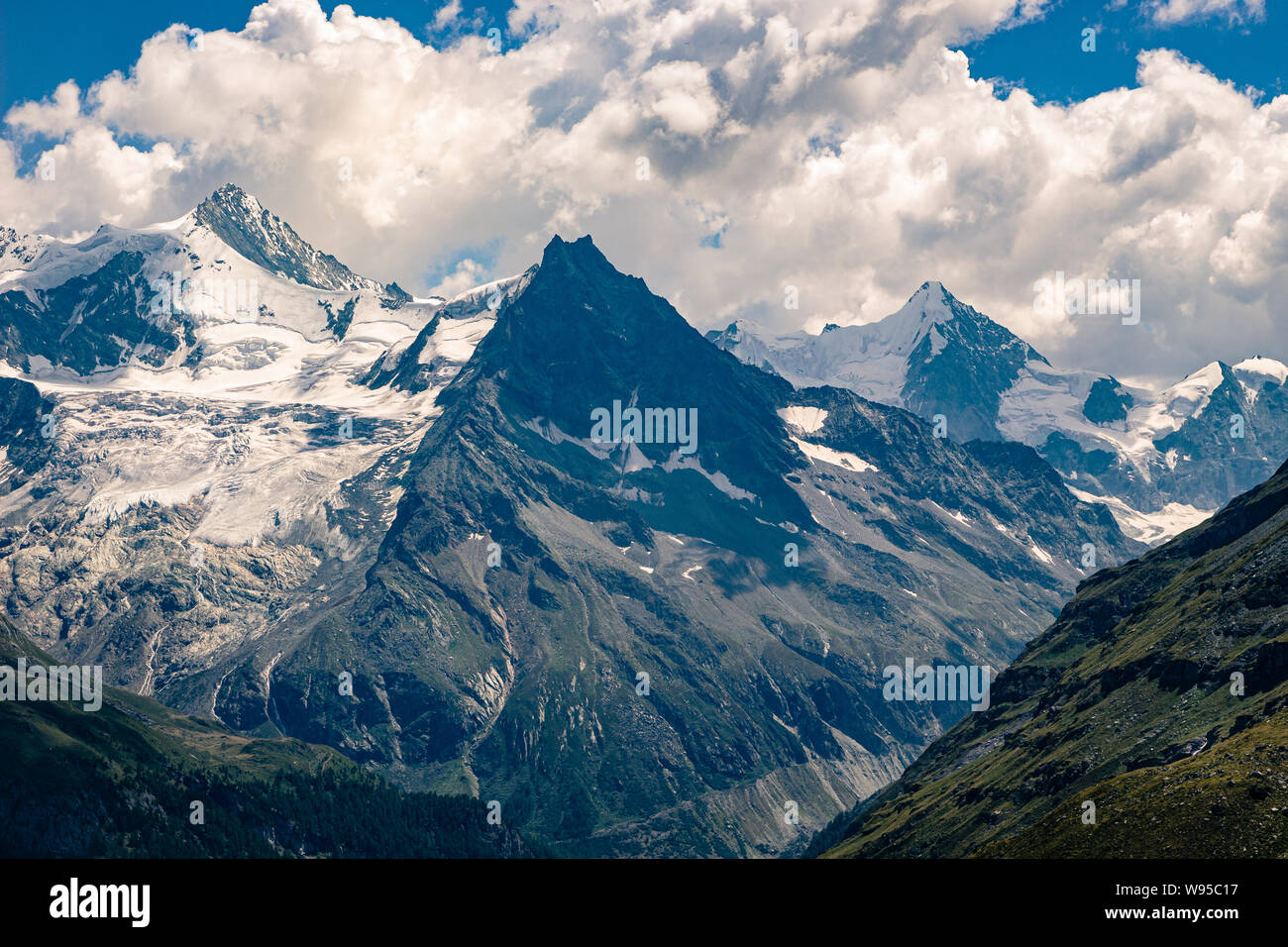 Spettacolare vista sulle alte vette innevate delle Alpi Pennine (Ober Gabelhorn, Besso, Zinalrothorn) visto da di Sorebois in estate. Zinal, Val d' Annivie Foto Stock