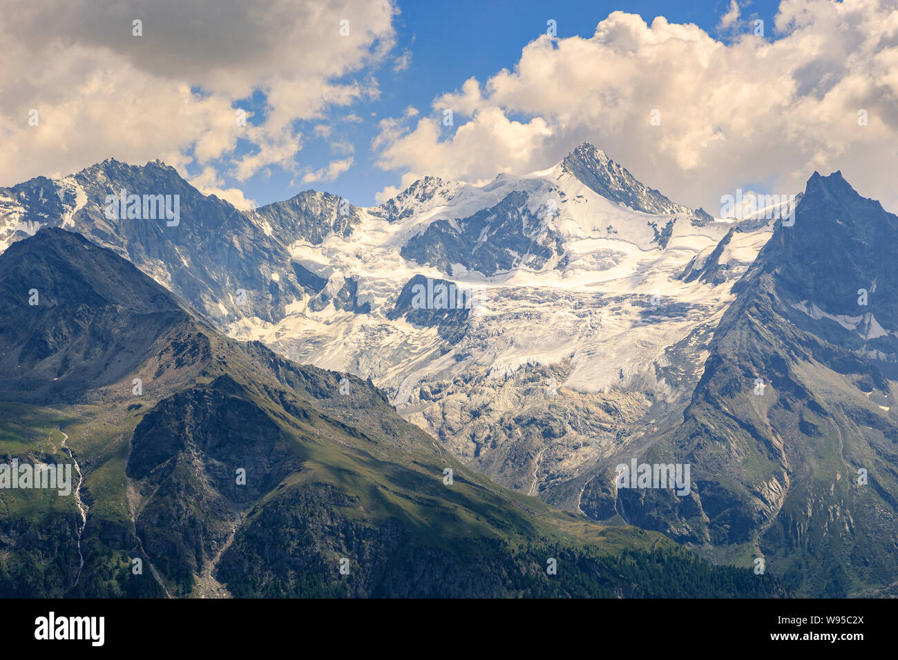 Spettacolare vista sulle alte vette innevate delle Alpi Pennine (Besso, Zinalrothorn) visto da di Sorebois in estate. Zinal, Val d'Anniviers Vallese, Swit Foto Stock