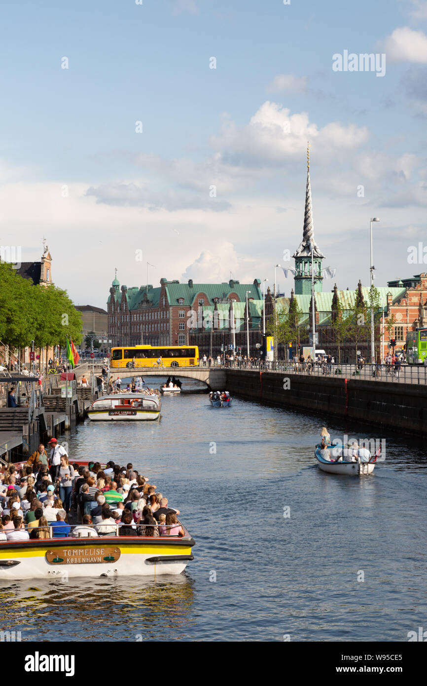 Centro città di Copenhagen, canali, battelli e la borsa di Copenaghen su una soleggiata giornata estiva in agosto, Copenhagen DANIMARCA Europa Foto Stock