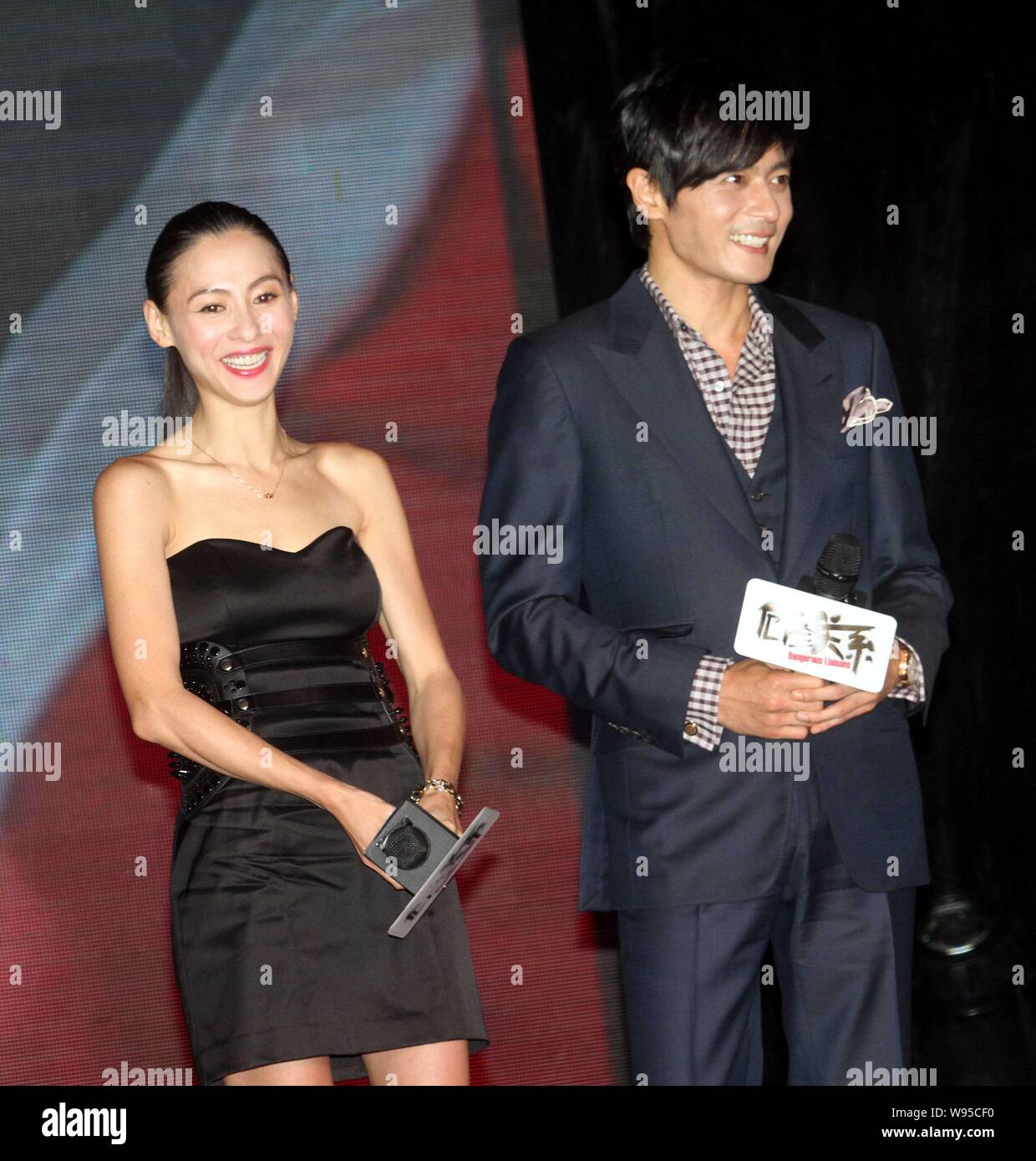Hong Kong attrice Cecilia Cheung e sud coreani attore Jang Dong-gun parlare alla conferenza stampa per il loro nuovo film, pericoloso Liasons, durante il Foto Stock