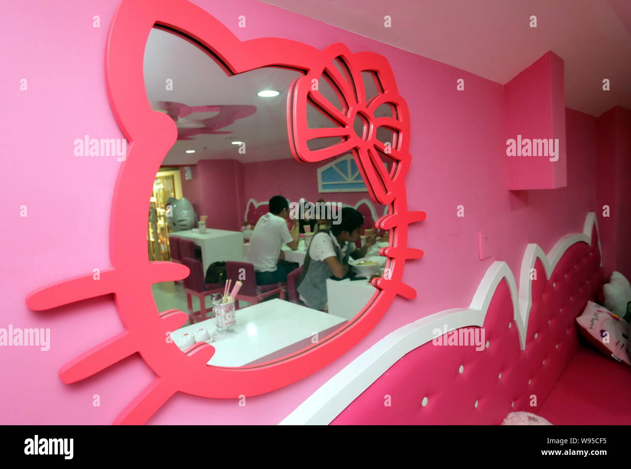 Uno specchio è raffigurato a Hello Kitty ristorante a tema nella città di Xian, Northwest Chinas provincia di Shaanxi, 15 maggio 2012. Un Hello Kitty ristorante a tema Foto Stock