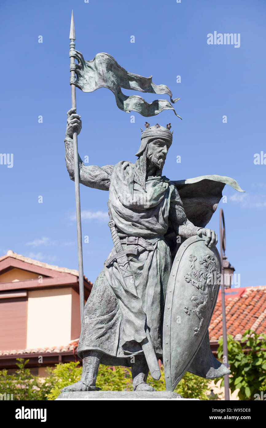 Leon, Spagna - Giugno 25th, 2019: Alfonso IX, XII secolo re di León e la Galizia. Monumento a Santo Martino square, León, Spagna. Scolpito da Estanisla Foto Stock