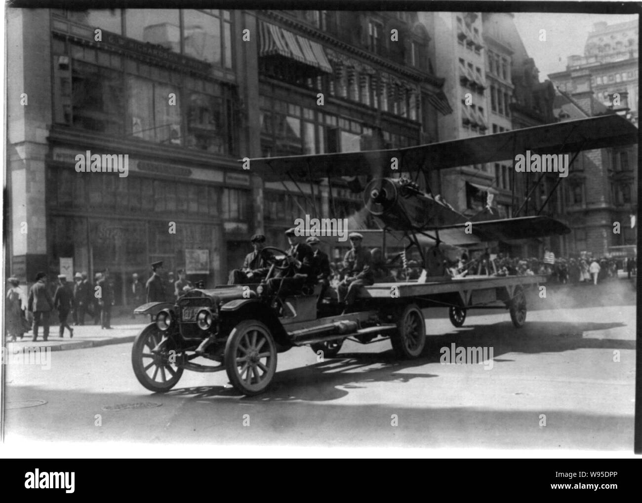 In aereo con il motore in moto su un carrello bianco in parata di preparazione nella città di New York o Chicago Foto Stock