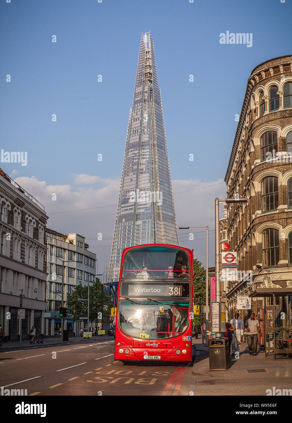 Bus rosso con la destinazione Waterloo dirigendosi verso Southwark con il Coccio edificio a distanza e una pianura cielo blu Foto Stock Bus rosso con la destinazione Waterloo dirigendosi verso Southwark con il Coccio edificio a distanza e una pianura cielo blu Foto Stock