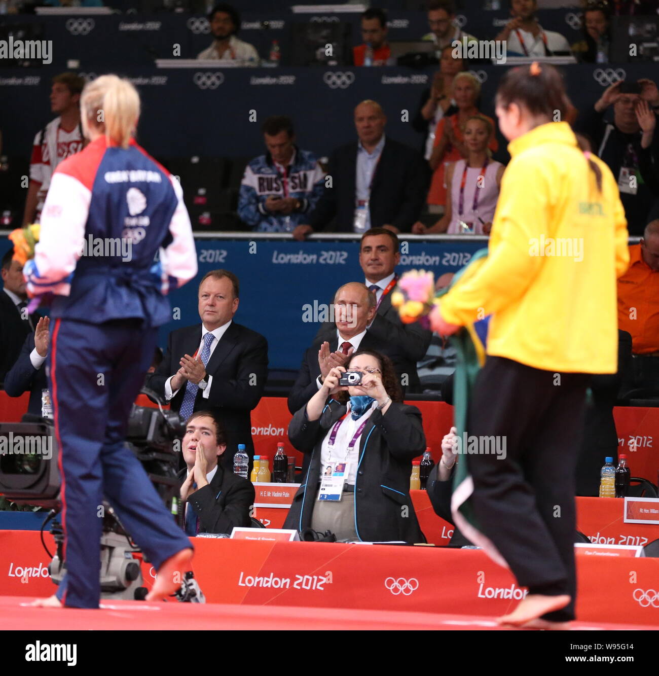 Il presidente russo Vladimir Putin, centro è raffigurato nella finale di un womens judo concorrenza durante la London 2012 in occasione dei Giochi Olimpici di Londra, UK, 2 Foto Stock