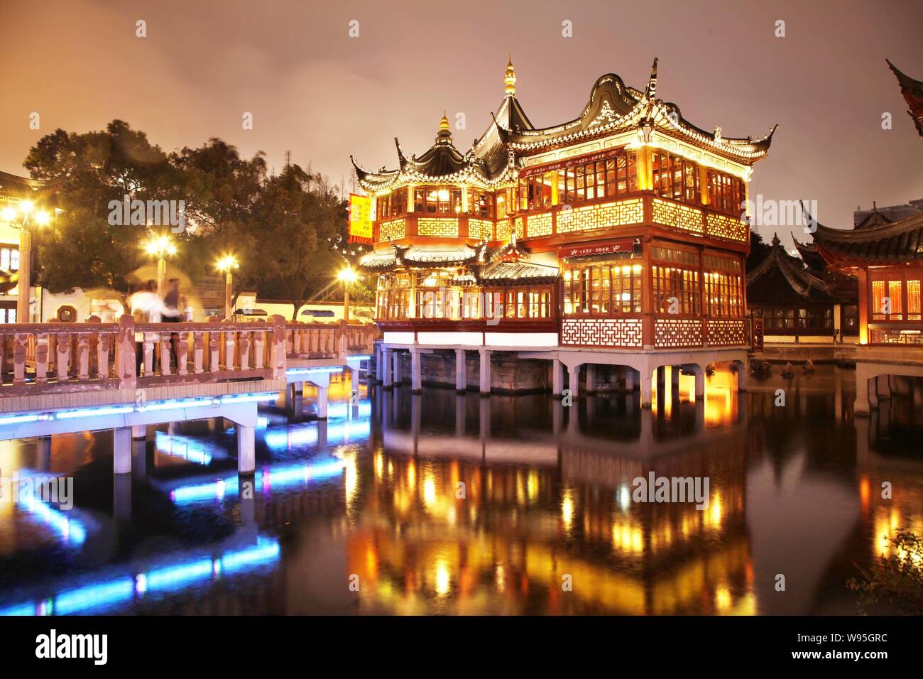 Scena notturna della città di Tempio di Dio (Chenghuang Miao) in Cina a Shanghai, 29 febbraio 2012. Foto Stock