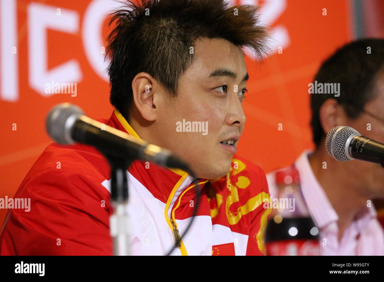 Medaglia di argento Wang Hao della Cina si parla nel corso di una conferenza stampa dopo essere stato sconfitto dal suo connazionale Zhang Jike nel finale del mens singles tabl Foto Stock