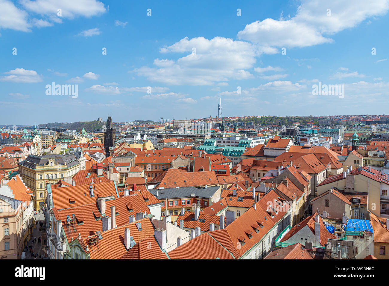 Panoramica aerea vista dall'alto sopra la città vecchia e dello skyline della città con la famosa attrazione; la polvere e Henry's Tower e la torre della televisione. Foto Stock