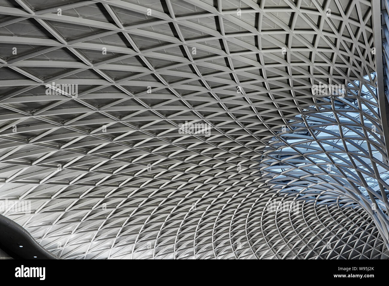 Costruzione di tetti in vetro in acciaio alla stazione ferroviaria King's Cross di Londra, Regno Unito, Europa Foto Stock