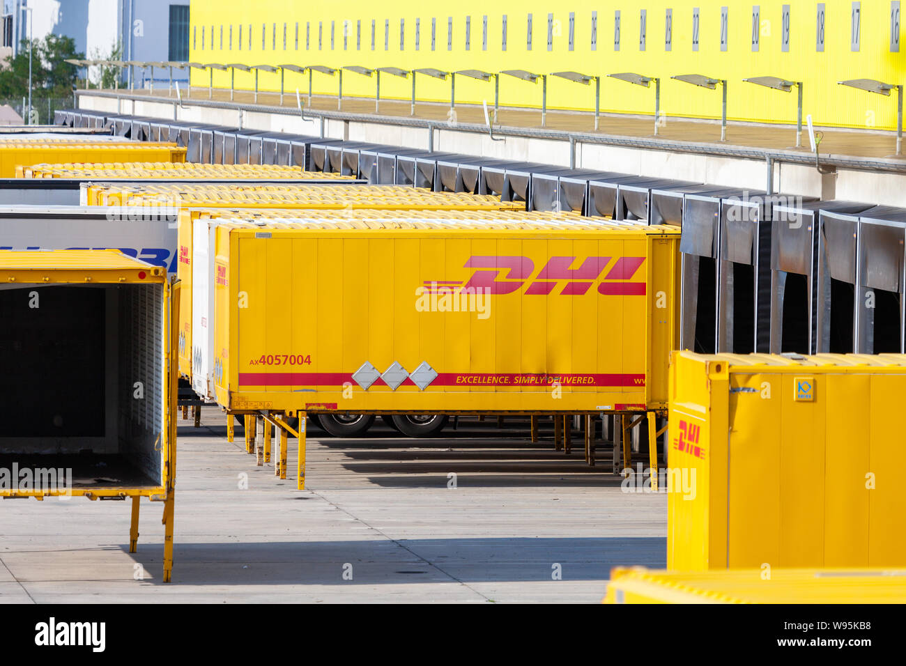 Norimberga / GERMANIA - Agosto 4, 2019: Trasporto logisitc center dal corriere internazionale, pacchi e corriere espresso DHL società di Norimberga. Foto Stock