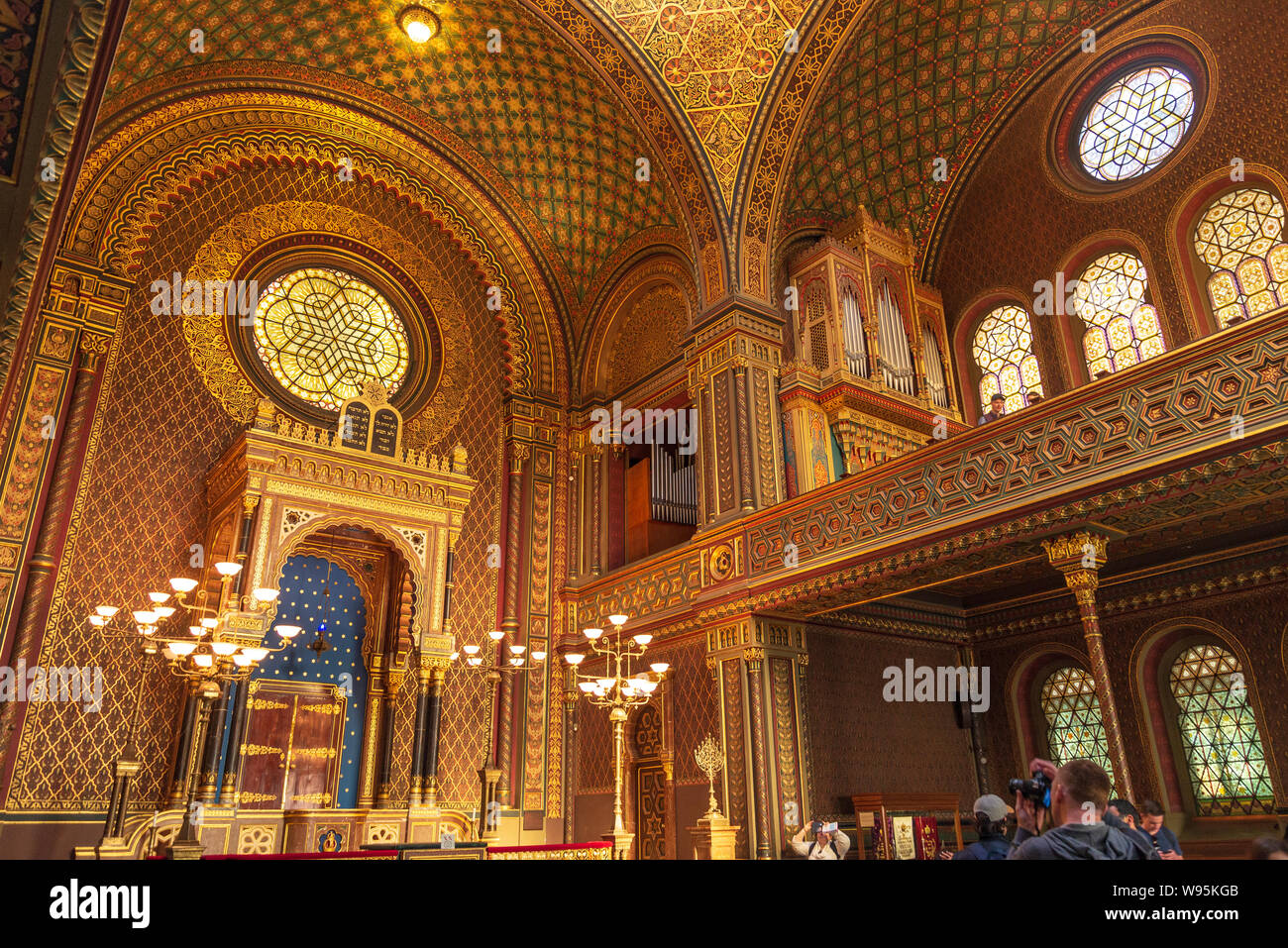 Notevole beautiful Golden vista interna della Sinagoga Spagnola, influenzato dal moresco di interior design in Alhambra, a Città Ebraica. Foto Stock