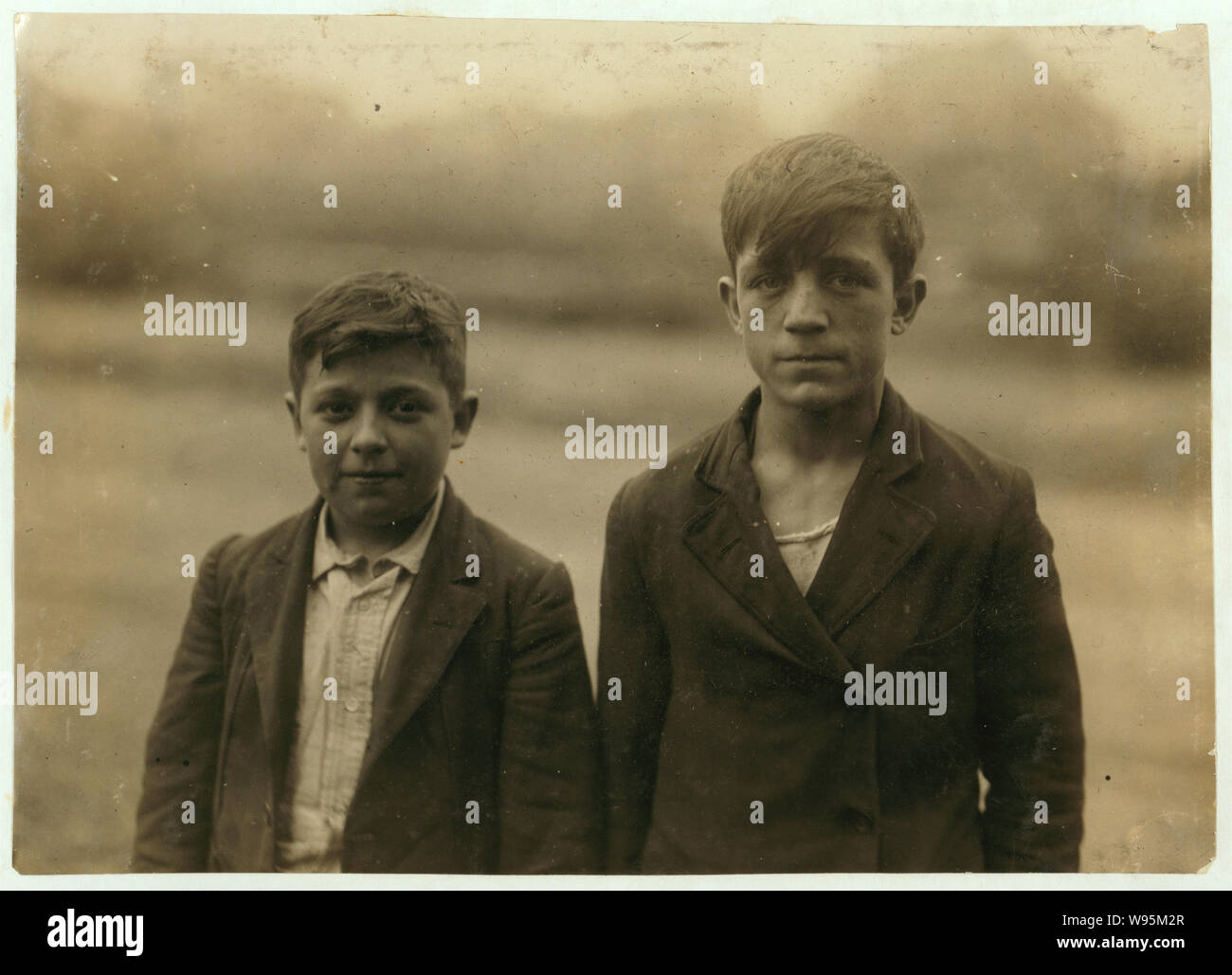 Albert Heon - 14 anni. Frank Migneault - 15 anni. In Doffers Kerr Thread. Compagni di 4239 e 4238 gruppi circa la stessa età - tutti francesi, ma di diversa intensità. Abstract: Fotografie dal record della Nazionale di Lavoro Minorile Comitato (USA) Foto Stock