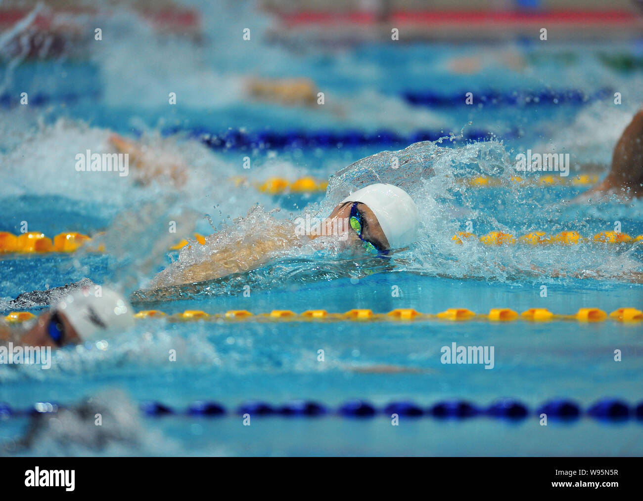 Cinese di nuoto Olympic Champion Sun Yang, centro, compete alla finale del mens 200m stile libero Nuoto evento durante il IX Università di giochi Foto Stock