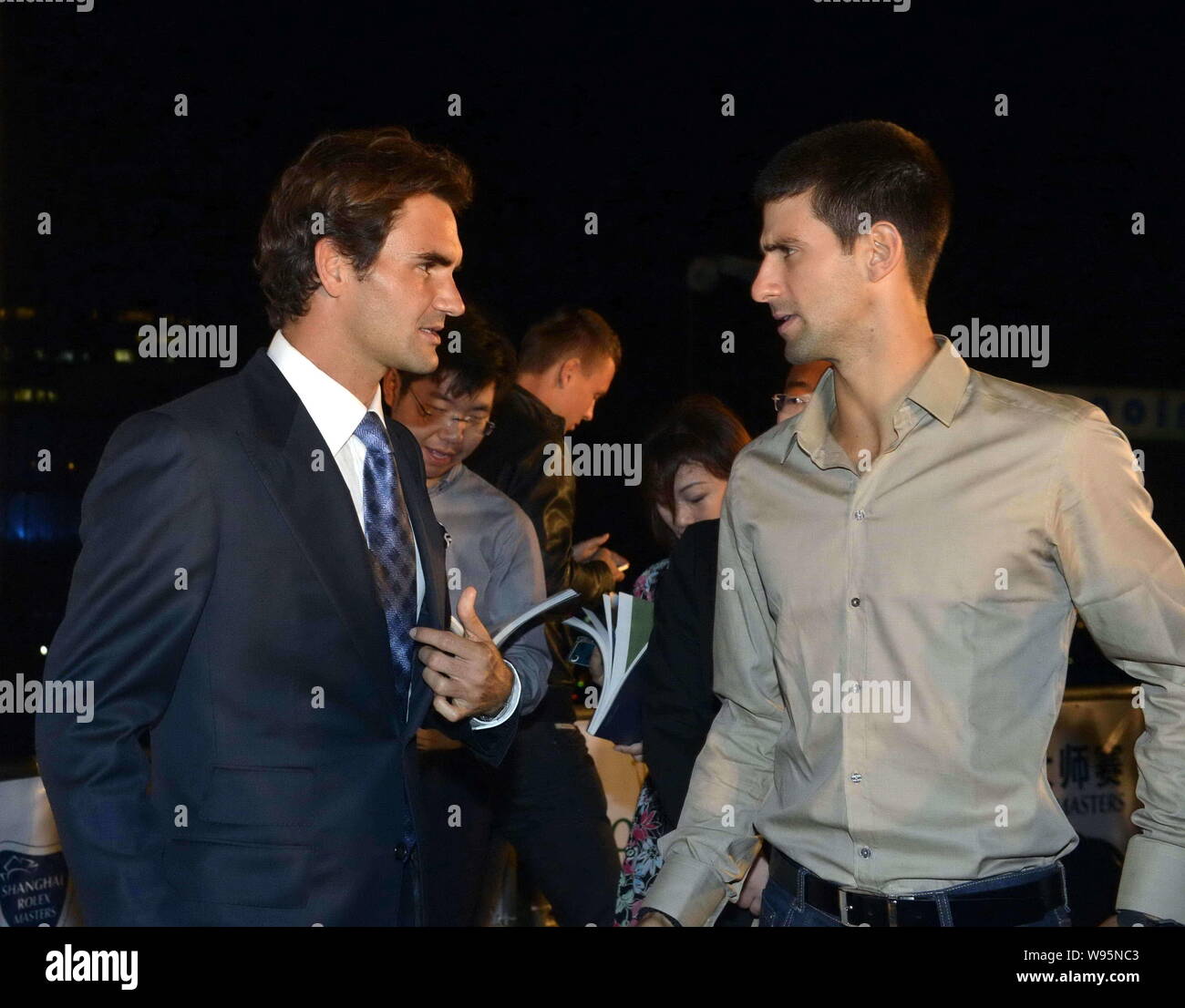 Roger Federer, sinistra, colloqui con Novak Djokovic di Serbia durante un evento promozionale per il 2012 Shanghai Rolex Masters di tennis tourname Foto Stock