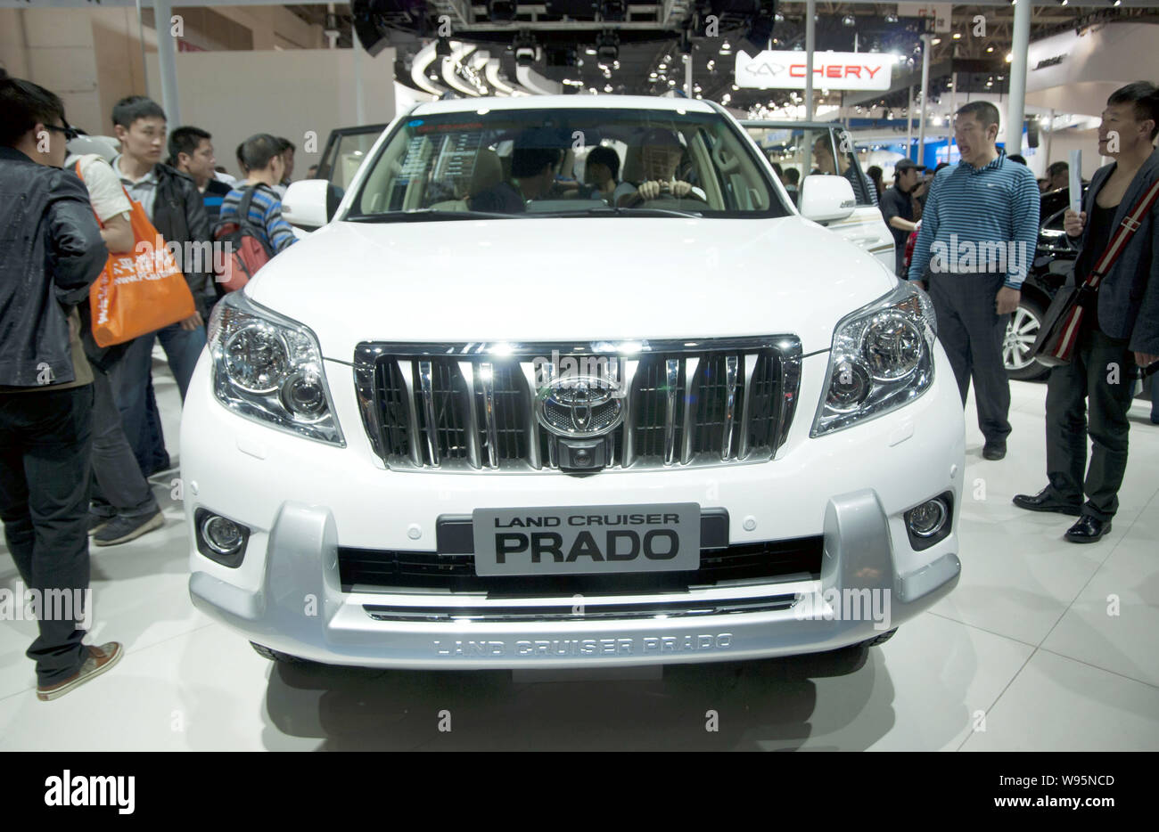 --FILE--i visitatori guardare una Toyota Land Cruiser Prado SUV durante il dodicesimo Beijing International Automotive Exhibition, noto come Auto China 2012, in bei Foto Stock