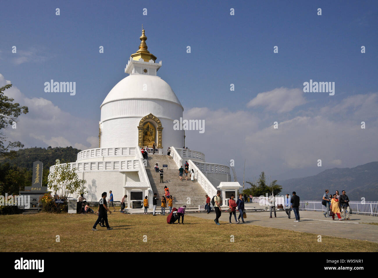 Shanti Stupa (il mondo alla Pagoda della Pace) sulla collina Anadu, Pokhara, Nepal Foto Stock