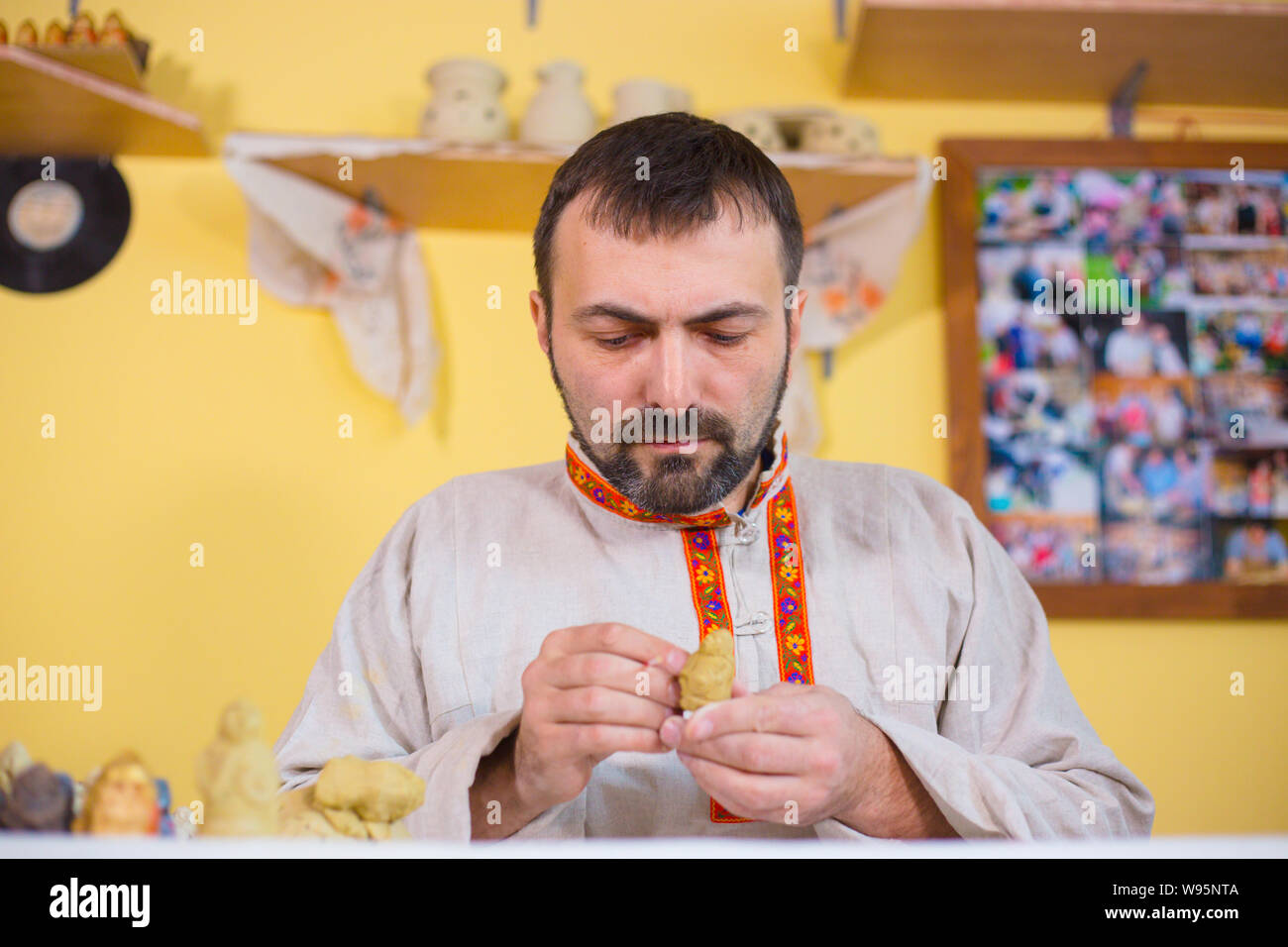 Potter rendendo creta figura per il gioco da tavolo Foto Stock