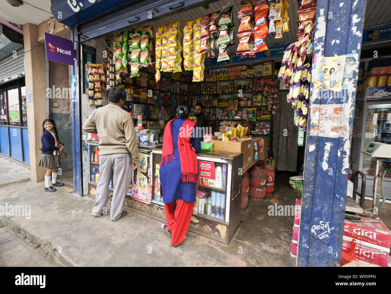 People shopping nel Vecchio Bazar area di Pokhara, Nepal Foto Stock