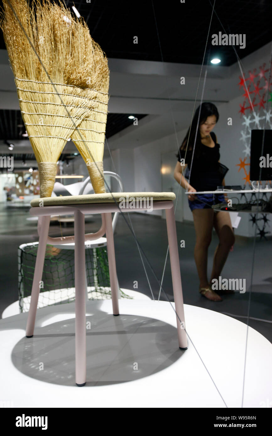 Un visitatore prende le immagini dei pezzi di arte durante il nuovo design italiano 2.0 mostra a Pechino, Cina, 22 luglio 2012. Il grande nuovo contemporaneo Ital Foto Stock