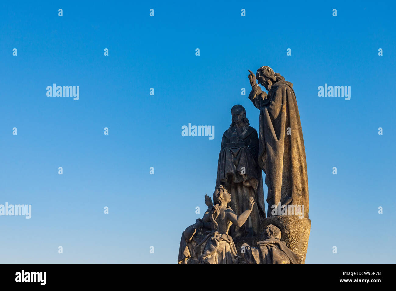 Bellissima ed elaborati in pietra arenaria la religione cristiana sculture, statue dei Santi Cirillo e Metodio, posto sulla balaustra del Ponte Carlo. Foto Stock