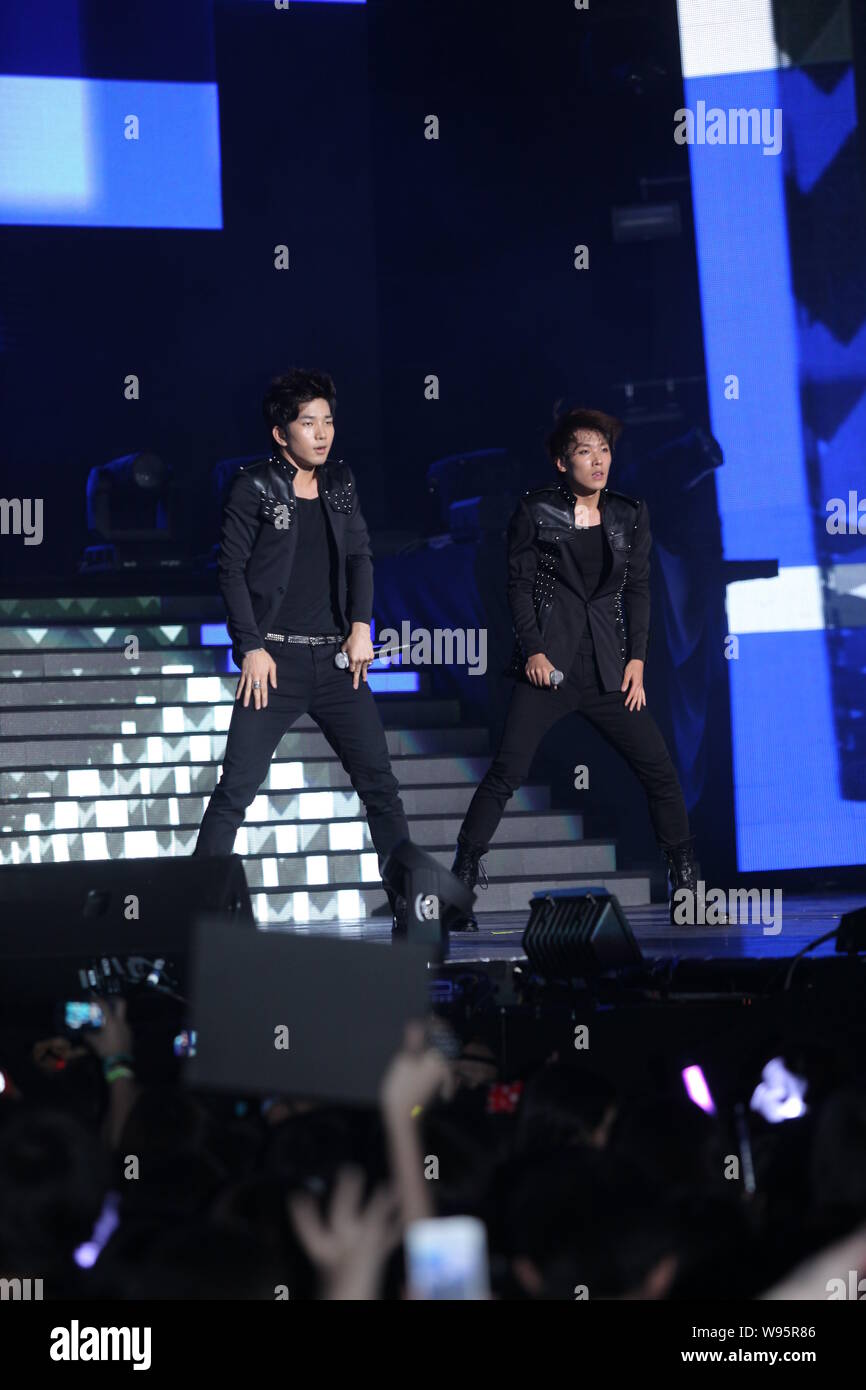 Membri del sud coreano gruppo pop MBLAQ eseguire presso il K-Festival Pop Music Bank in concerto a Hong Kong, Cina, 23 giugno 2012. Migliaia di appassionati di flocke Foto Stock