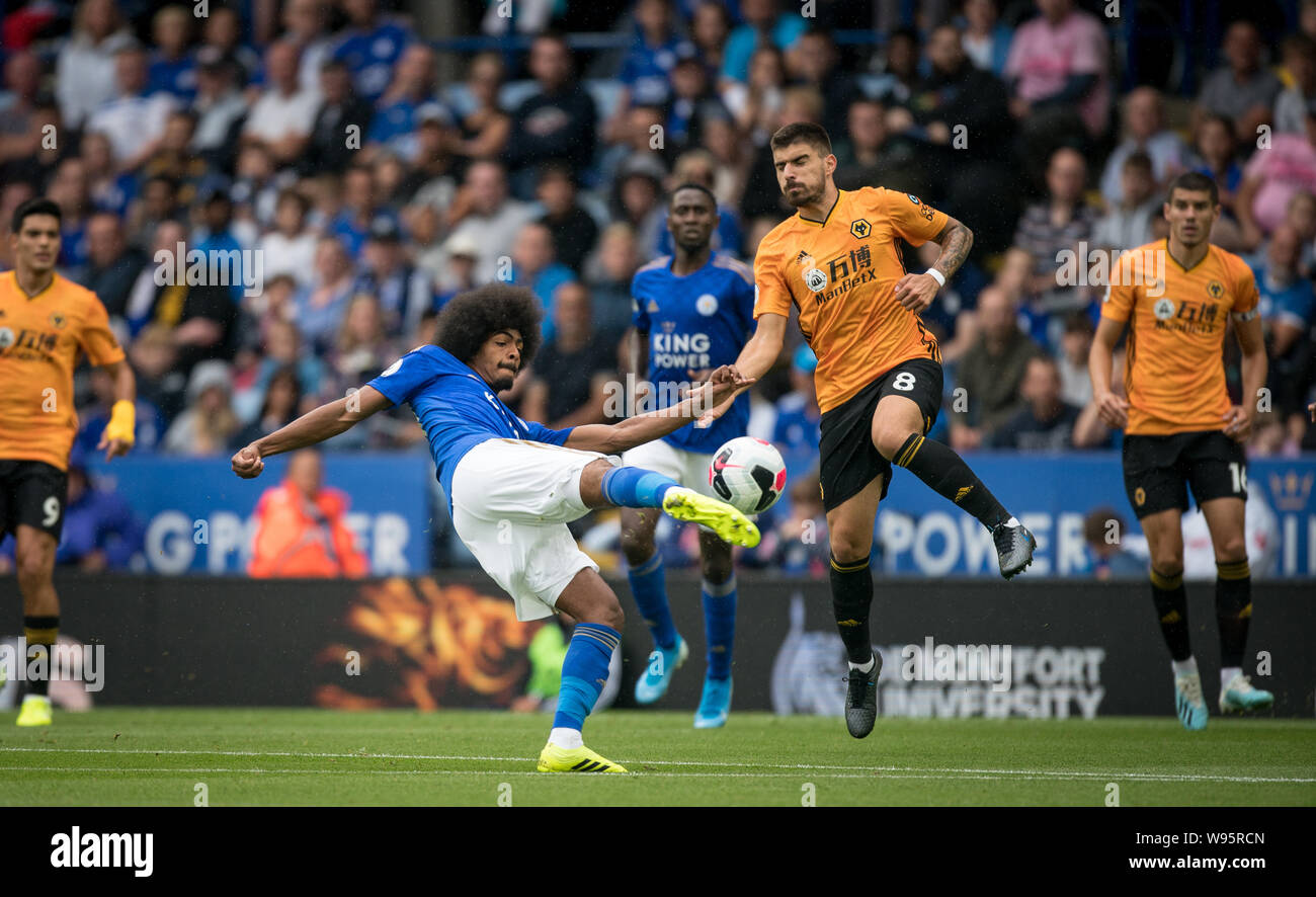 Hamza Choudhury di Leicester City ha un tiro bloccato da Rubn Neves di Lupi durante il match di Premier League tra Leicester City e Wolverhampton Foto Stock