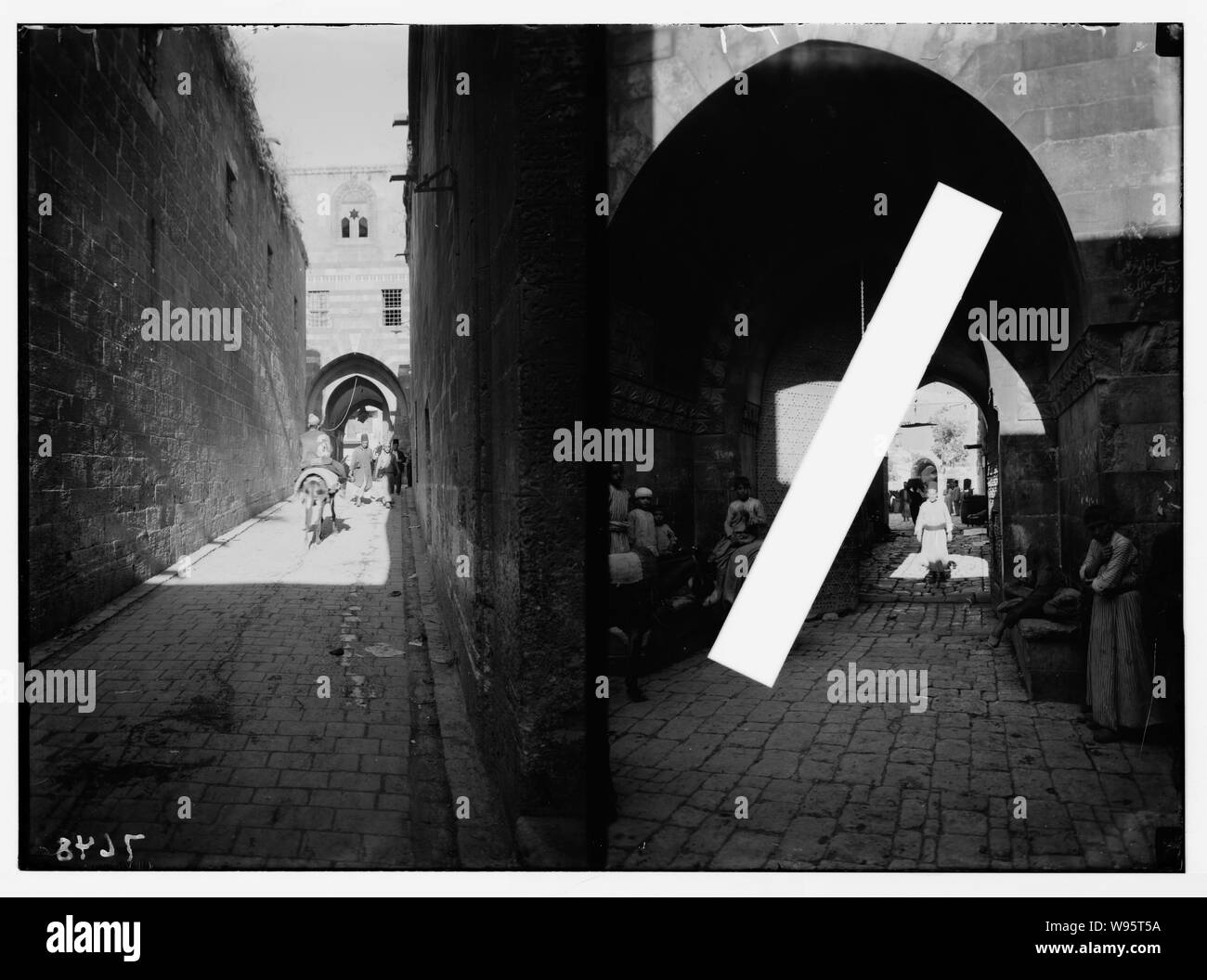 Aleppo. Una strada stretta nel vecchio quartiere un altro punto di vista di una stradina nel quartiere vecchio di Aleppo Foto Stock