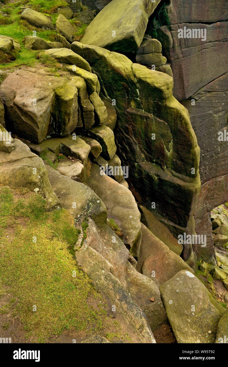 Gritstone soletta sul bordo Stanage Foto Stock