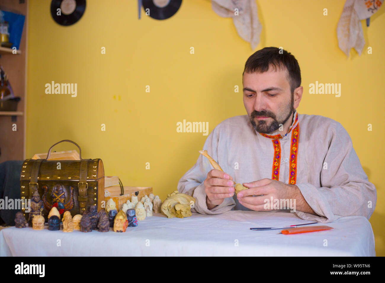 Potter rendendo creta figura per il gioco da tavolo Foto Stock