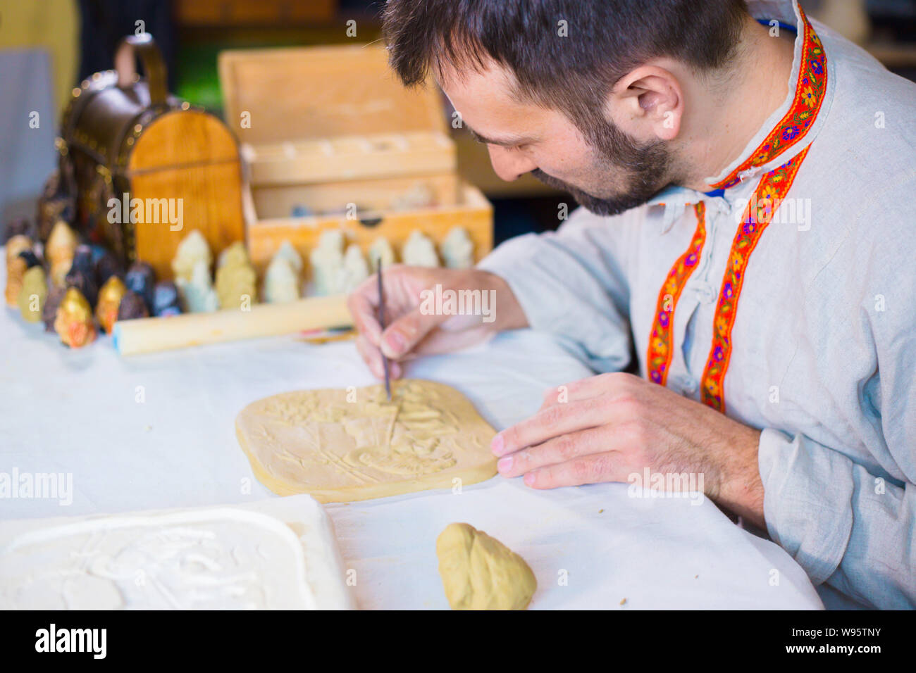 Potter rendendo argilla immagine timbro Foto Stock