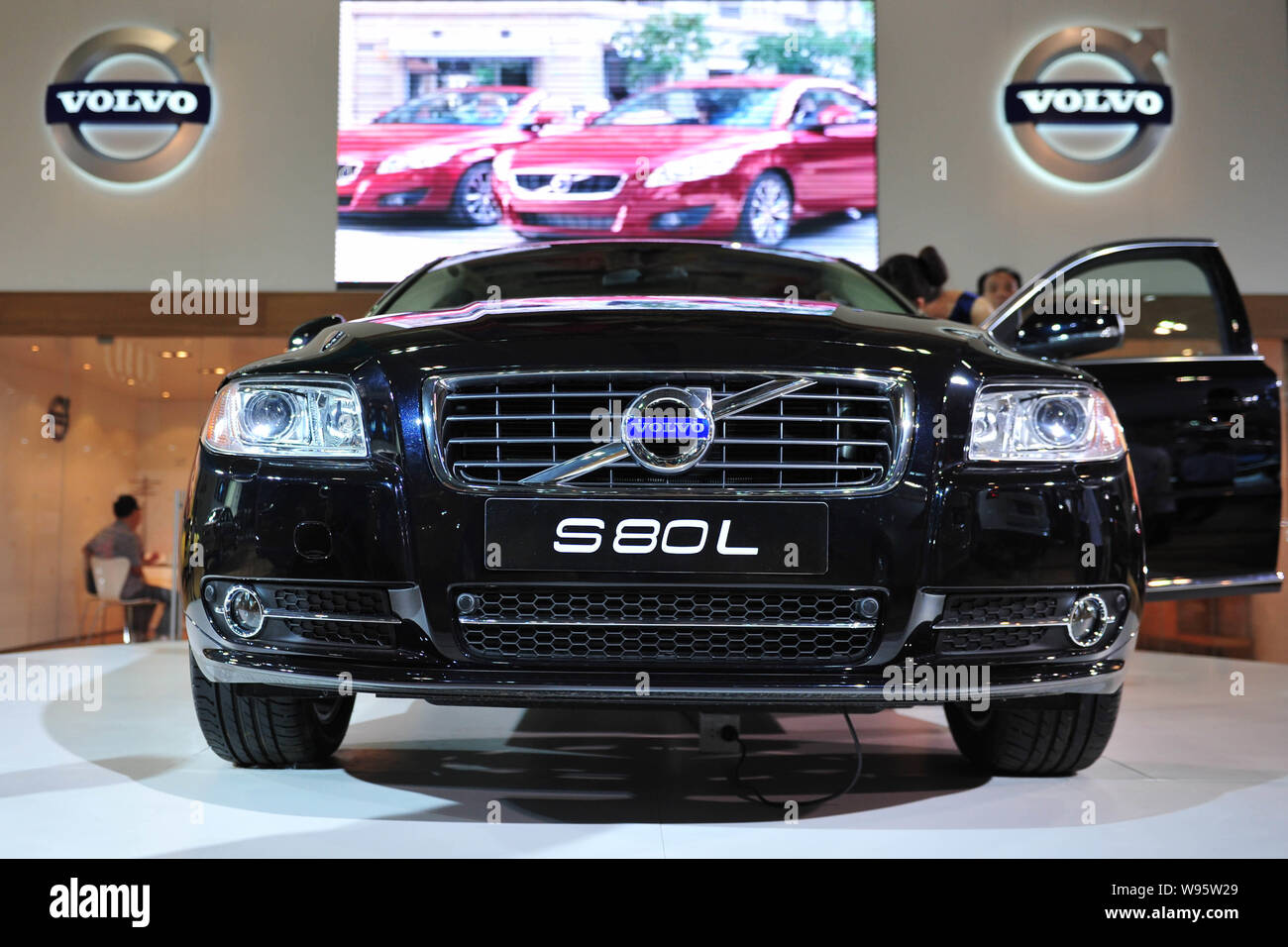 --FILE--una Volvo S80L è visualizzato durante un auto show di Chongqing Cina, 6 giugno 2012. Un uomo di Shanghai ha vinto la sua Volvo car dal suo ex-girlfr Foto Stock