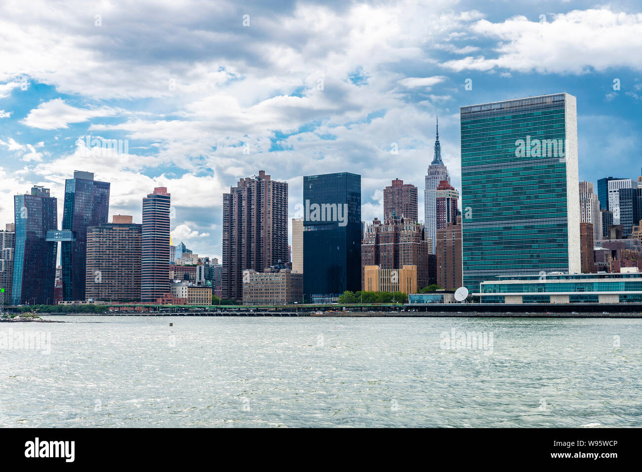 East River, il quartier generale delle Nazioni Unite (ONU) e dello skyline di Manhattan a New York City, Stati Uniti d'America Foto Stock