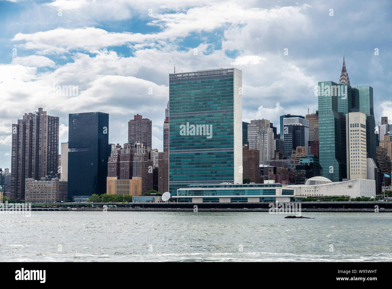 East River, il quartier generale delle Nazioni Unite (ONU) e dello skyline di Manhattan a New York City, Stati Uniti d'America Foto Stock