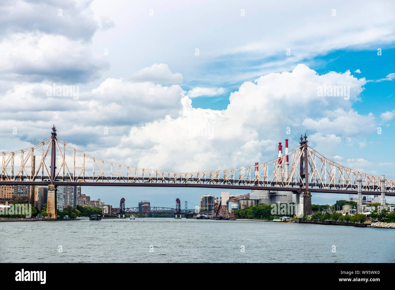 Vista la Ed Koch il Queensboro Bridge e Ravenswood stazione di generazione a New York City, Stati Uniti d'America Foto Stock