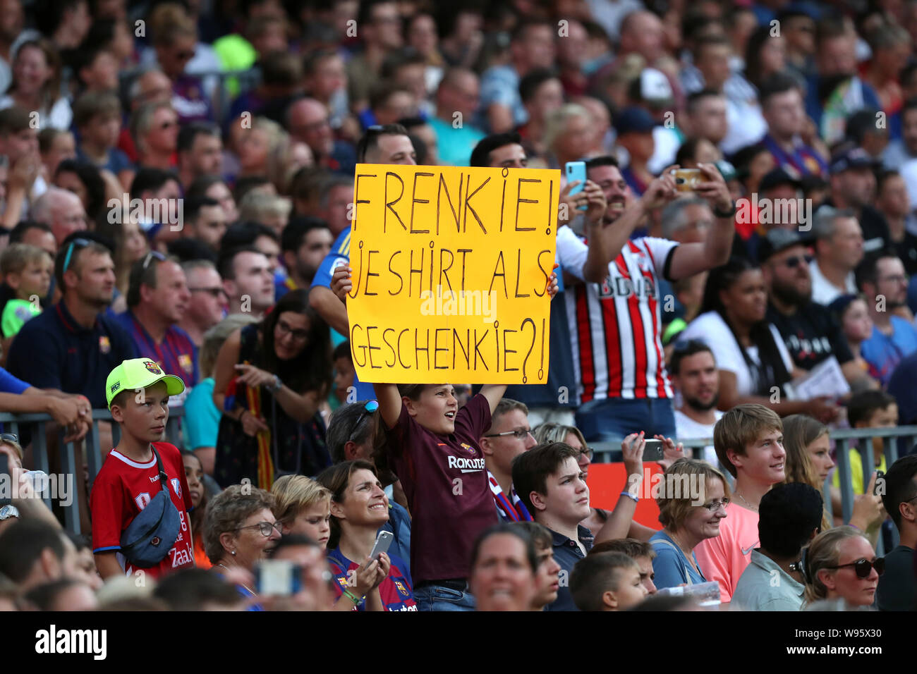 Barcellona, Spagna. 4 Ago, 2019. Una ventola del FC Barcelona detiene aloft un segno per richiedere Frenkie de Jong di jersey durante il Joan Gamper Trophy 2019, la partita di calcio tra FC Barcelona e Arsenal FC su 04 Agosto 2019 presso il Camp Nou stadium di Barcellona, Spagna. Credito: Manuel Blondau/ZUMA filo/Alamy Live News Foto Stock