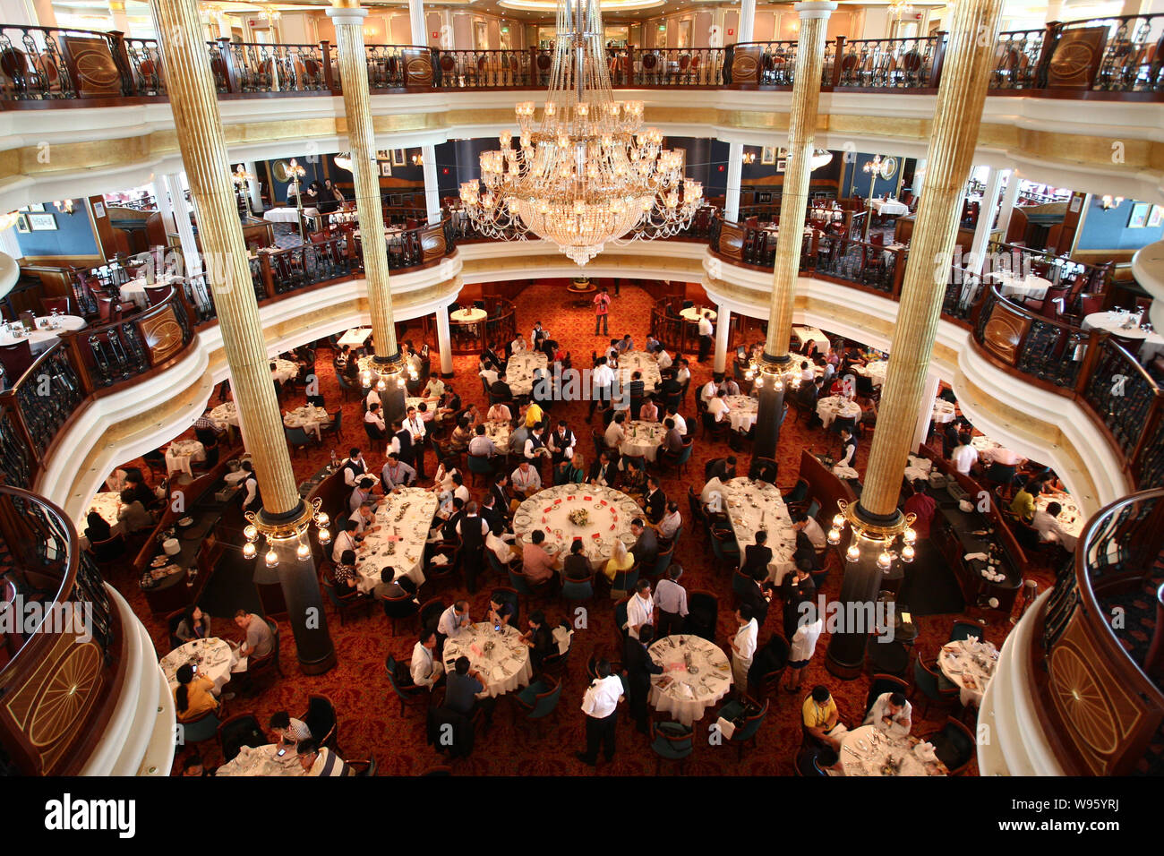 I passeggeri sono visto avente il pranzo di Royal Caribbean Voyager internazionali dei Mari al Shanghai Wusongkou International Cruise Terminal in Shan Foto Stock