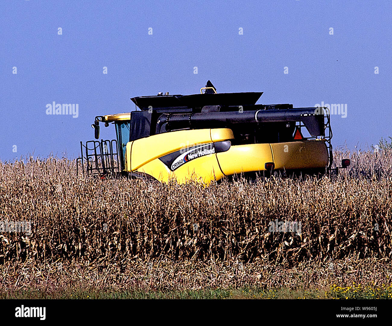 Allen, Kansas, Stati Uniti d'America, 26 settembre 2014. L'agricoltore utilizza un New Holland CR960 combinano per raccogliere il suo campo di mais. Foto Stock