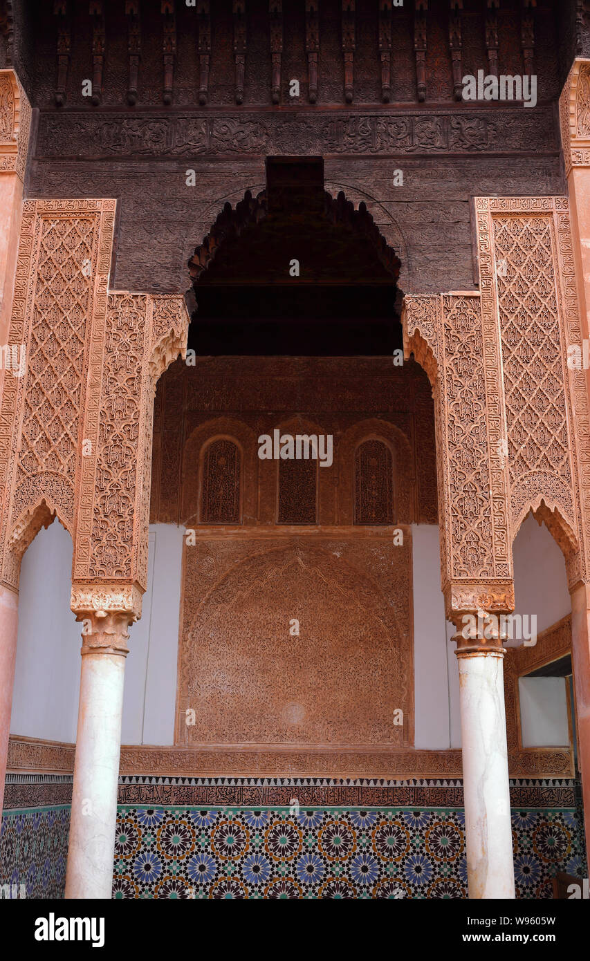 Marrakech, Marocco.Arabesque archi scolpiti con pannelli in legno e gli intricati lavori di stucco. Le Tombe Saadiane, uno di Marrakesh molte icone turistiche. Foto Stock