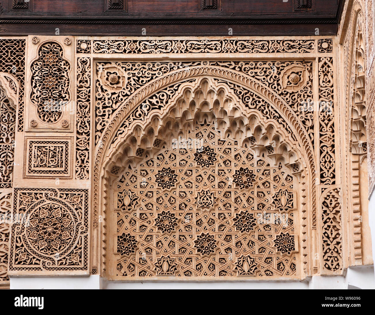 Marrakech, Marocco. Bella Arabesque archi con intricati lavori di stucco nel Palazzo Bahia, uno di Marrakesh turistica principale di icone. Sito UNESCO. Foto Stock