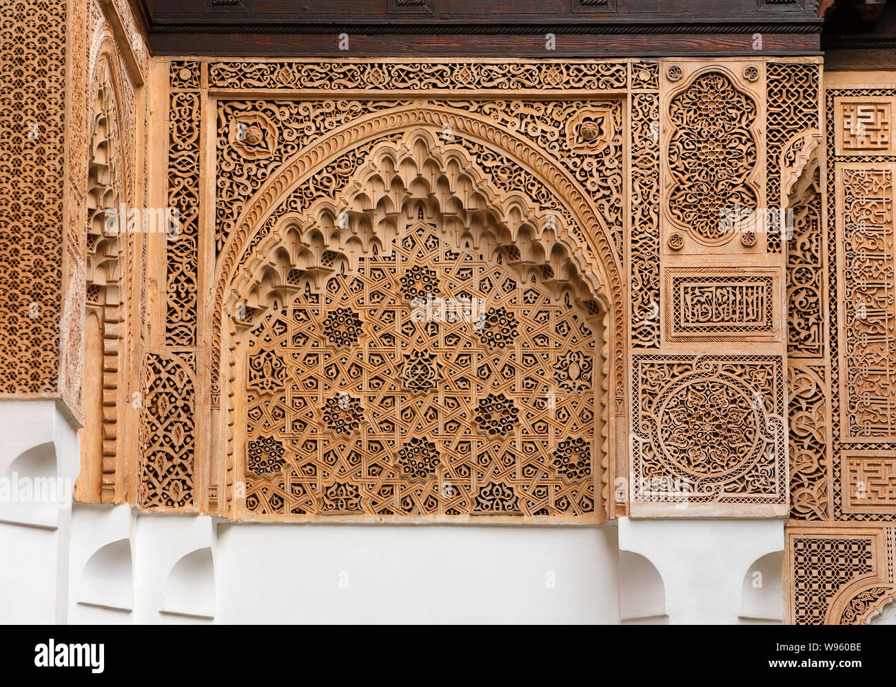 Marrakech, Marocco. Bella Arabesque archi con intricati lavori di stucco nel Palazzo Bahia, uno di Marrakesh turistica principale di icone. Sito UNESCO. Foto Stock