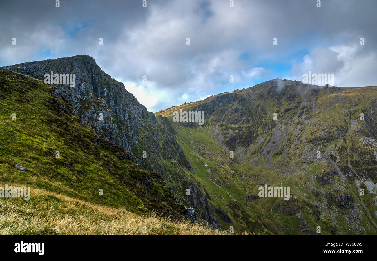 Cadair Idris pendii montani in un giorno nuvoloso in Galles Foto Stock