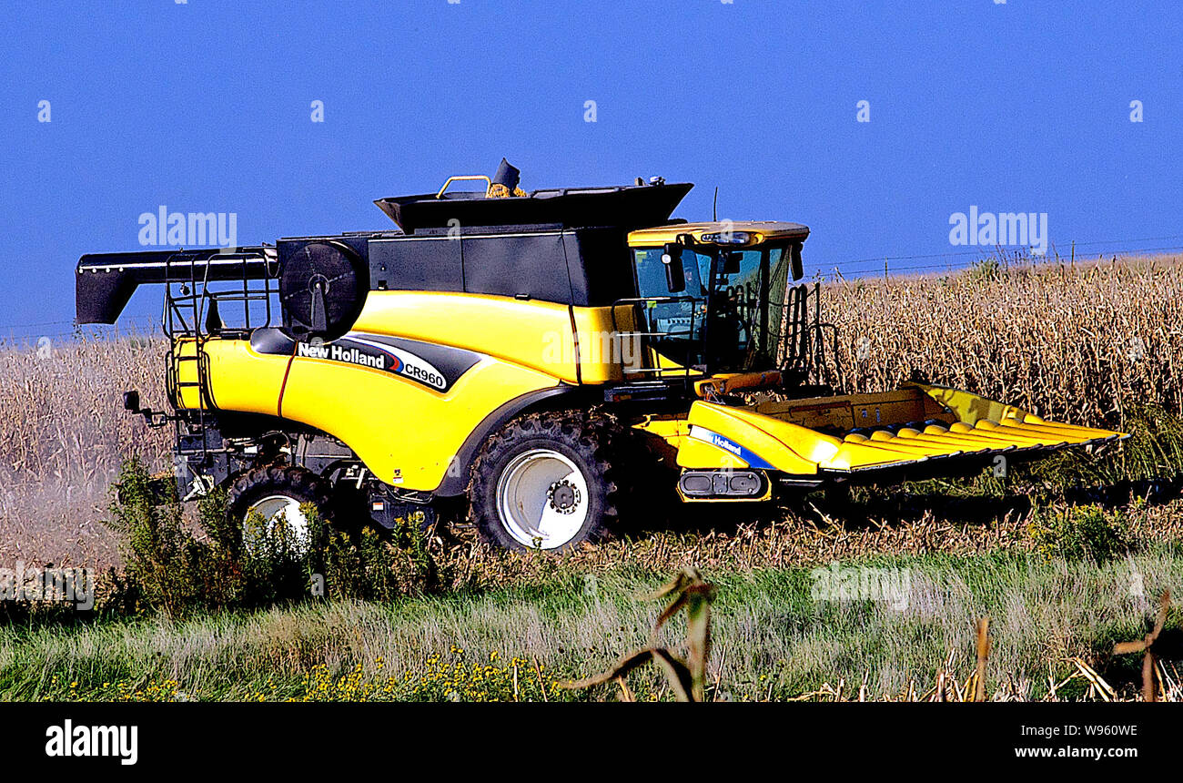 Allen, Kansas, Stati Uniti d'America, 26 settembre 2014. L'agricoltore utilizza un New Holland CR960 combinano per raccogliere il suo campo di mais. Foto Stock