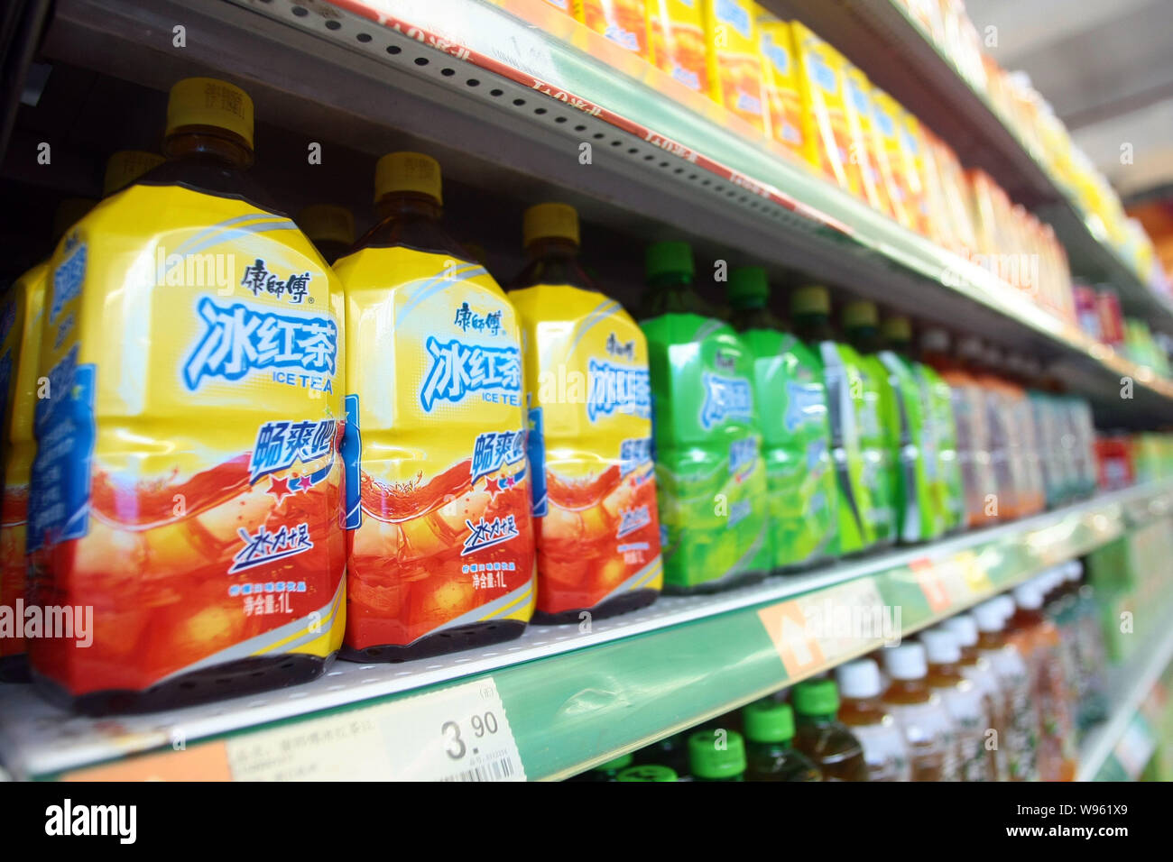 --File--bottiglie del maestro Kong ice tea di Tingyi (Isole Cayman) Azienda Corp. sono visti in un supermercato a Shanghai in Cina, 4 novembre 2011. Dopo Foto Stock