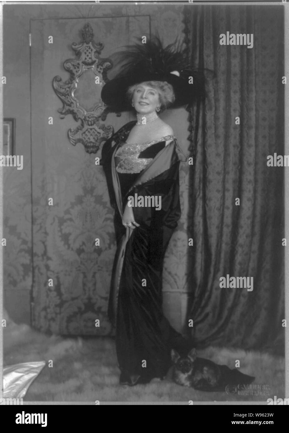 Alice (Pike) Barney, 1857-1931, ritratto a figura intera, in piedi, rivolto verso sinistra Foto Stock